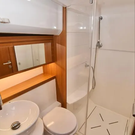 Πλωτό κατάλυμα Centrum Boat *