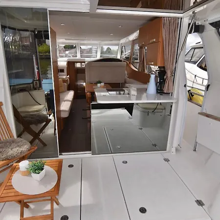 Centrum Boat Botel *