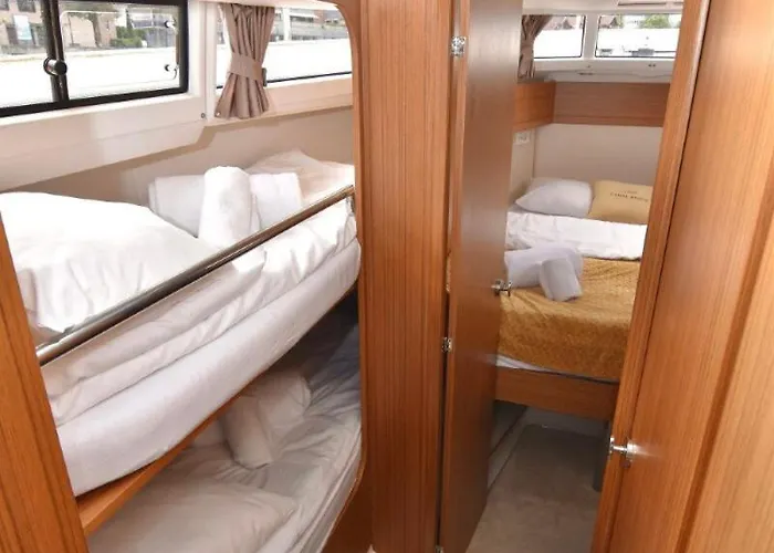 Centrum Boat Ботель *