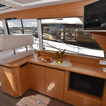 Centrum Boat Hotel en barco Porsgrunn